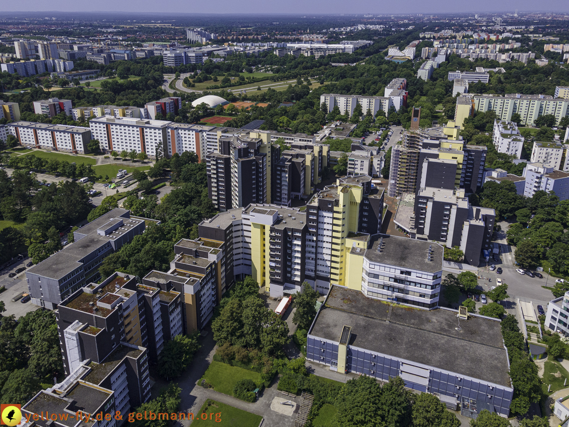 21.07.2021 - Marx-Zentrum und kleinere Wohnanlage am Karl-Marx-Ring 52-62 in Neuperlach