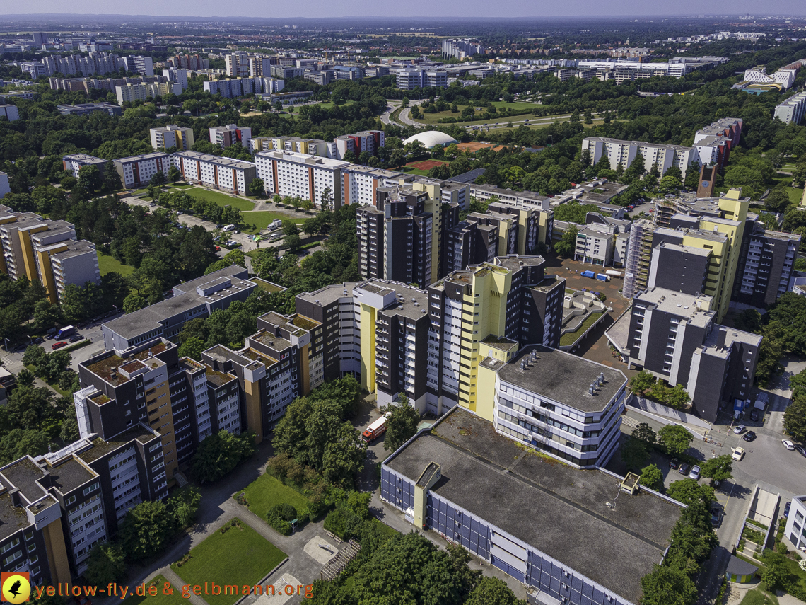 21.07.2021 - Marx-Zentrum und kleinere Wohnanlage am Karl-Marx-Ring 52-62 in Neuperlach