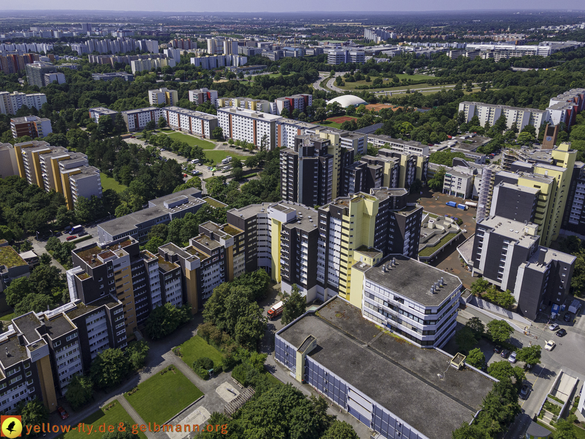 21.07.2021 - Marx-Zentrum und kleinere Wohnanlage am Karl-Marx-Ring 52-62 in Neuperlach