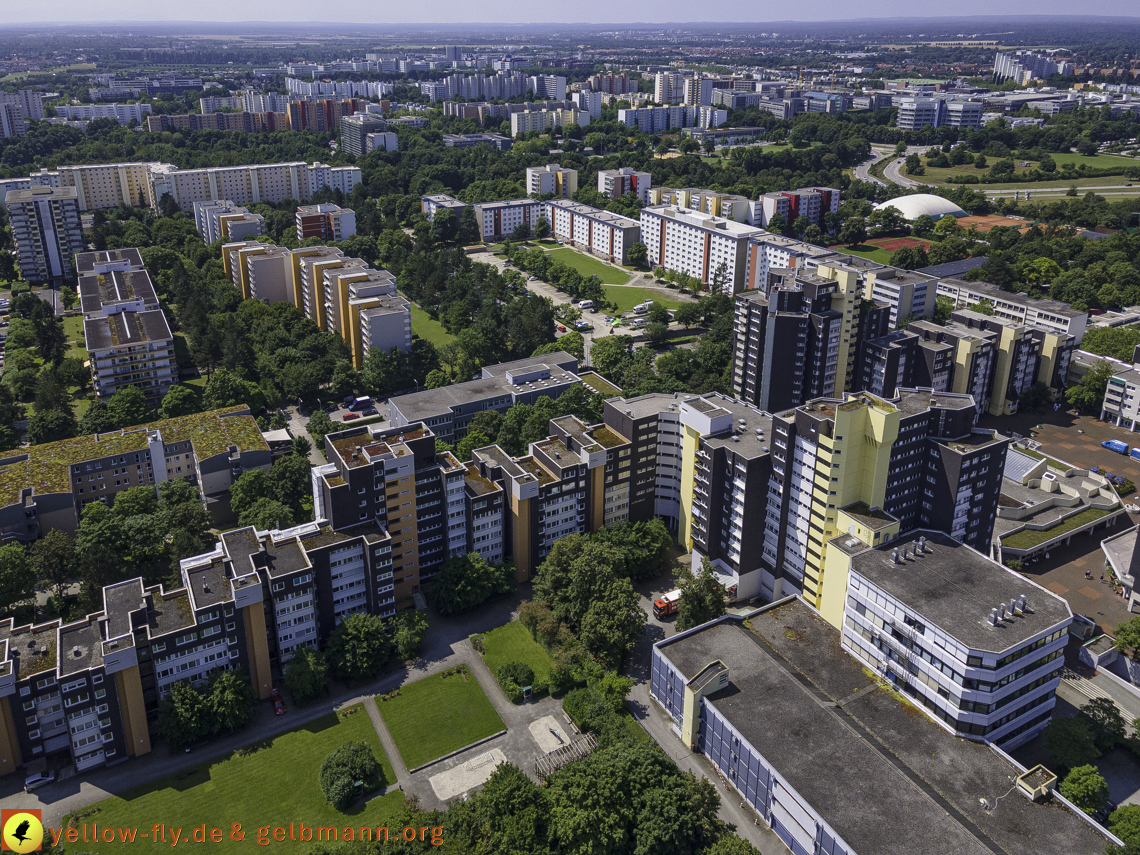 21.07.2021 - Marx-Zentrum und kleinere Wohnanlage am Karl-Marx-Ring 52-62 in Neuperlach