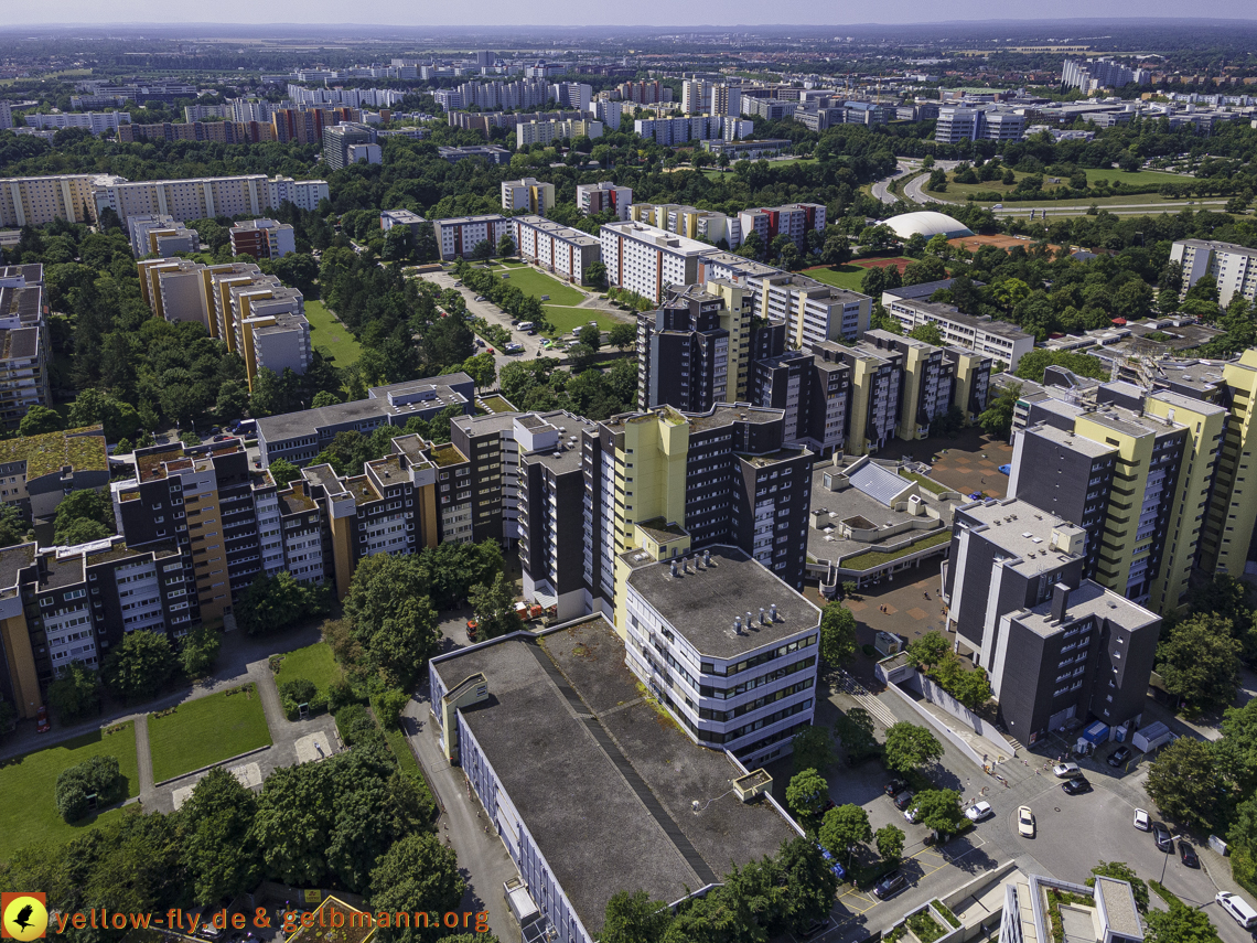 21.07.2021 - Marx-Zentrum und kleinere Wohnanlage am Karl-Marx-Ring 52-62 in Neuperlach