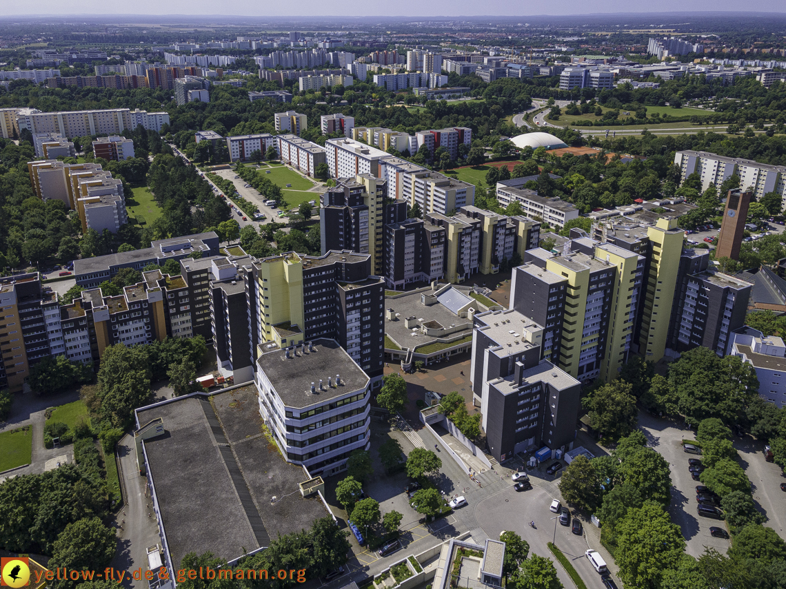 21.07.2021 - Marx-Zentrum und kleinere Wohnanlage am Karl-Marx-Ring 52-62 in Neuperlach