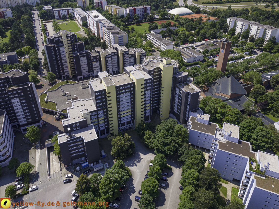 21.07.2021 - Marx-Zentrum und kleinere Wohnanlage am Karl-Marx-Ring 52-62 in Neuperlach
