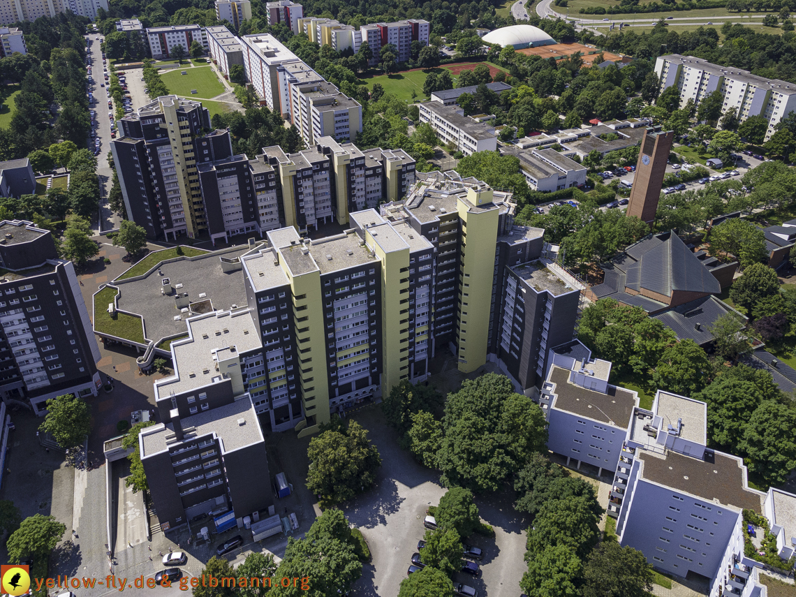 21.07.2021 - Marx-Zentrum und kleinere Wohnanlage am Karl-Marx-Ring 52-62 in Neuperlach