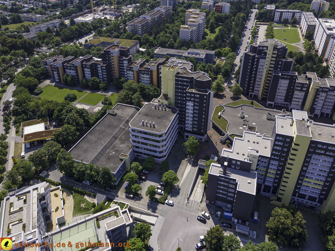21.07.2021 - Marx-Zentrum und kleinere Wohnanlage am Karl-Marx-Ring 52-62 in Neuperlach