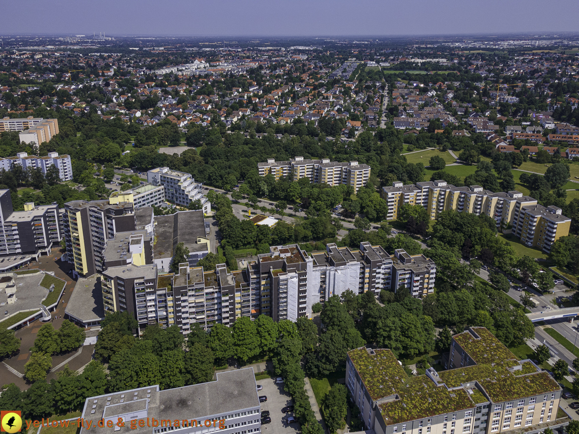 21.07.2021 - Marx-Zentrum und kleinere Wohnanlage am Karl-Marx-Ring 52-62 in Neuperlach