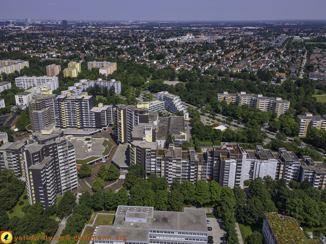 21.07.2021 - Marx-Zentrum und kleinere Wohnanlage am Karl-Marx-Ring 52-62 in Neuperlach
