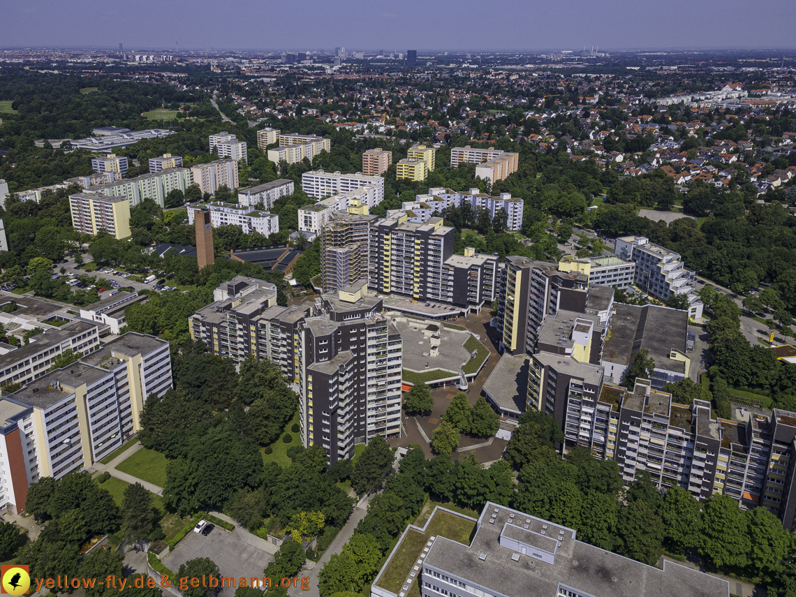 21.07.2021 - Marx-Zentrum und kleinere Wohnanlage am Karl-Marx-Ring 52-62 in Neuperlach