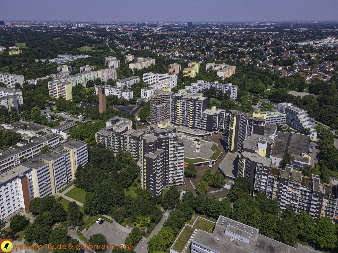 21.07.2021 - Marx-Zentrum und kleinere Wohnanlage am Karl-Marx-Ring 52-62 in Neuperlach