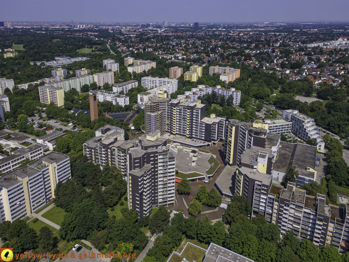 21.07.2021 - Marx-Zentrum und kleinere Wohnanlage am Karl-Marx-Ring 52-62 in Neuperlach