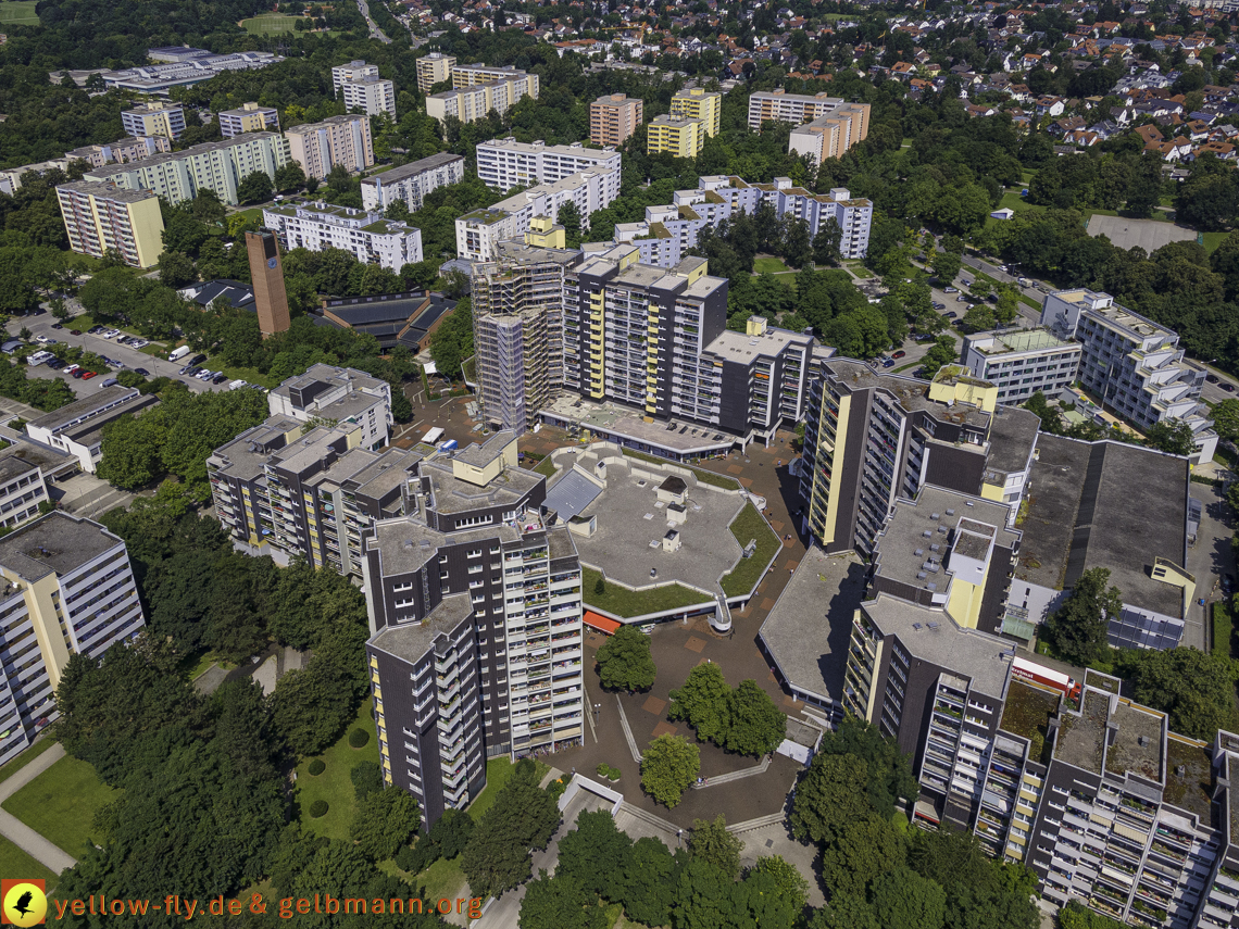 21.07.2021 - Marx-Zentrum und kleinere Wohnanlage am Karl-Marx-Ring 52-62 in Neuperlach