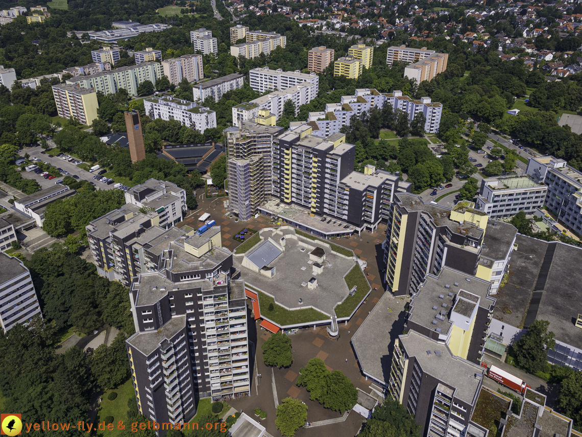 21.07.2021 - Marx-Zentrum und kleinere Wohnanlage am Karl-Marx-Ring 52-62 in Neuperlach