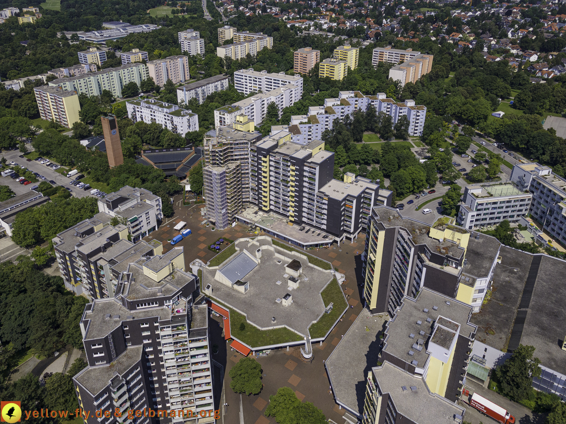 21.07.2021 - Marx-Zentrum und kleinere Wohnanlage am Karl-Marx-Ring 52-62 in Neuperlach