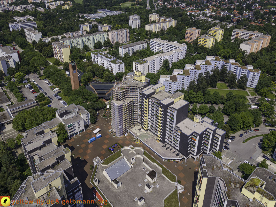 21.07.2021 - Marx-Zentrum und kleinere Wohnanlage am Karl-Marx-Ring 52-62 in Neuperlach