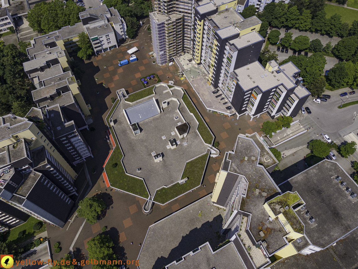 21.07.2021 - Marx-Zentrum und kleinere Wohnanlage am Karl-Marx-Ring 52-62 in Neuperlach
