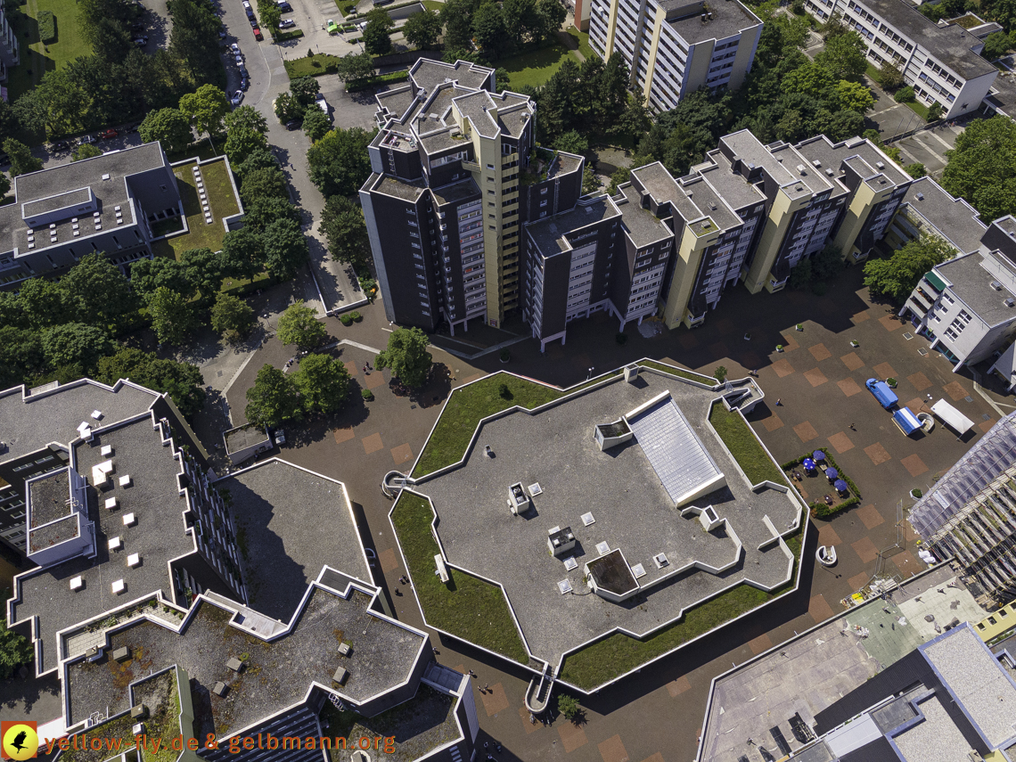 21.07.2021 - Marx-Zentrum und kleinere Wohnanlage am Karl-Marx-Ring 52-62 in Neuperlach