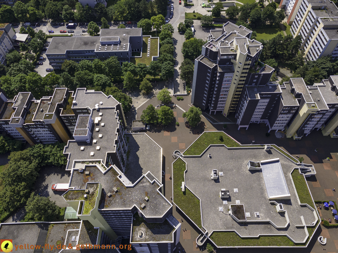21.07.2021 - Marx-Zentrum und kleinere Wohnanlage am Karl-Marx-Ring 52-62 in Neuperlach