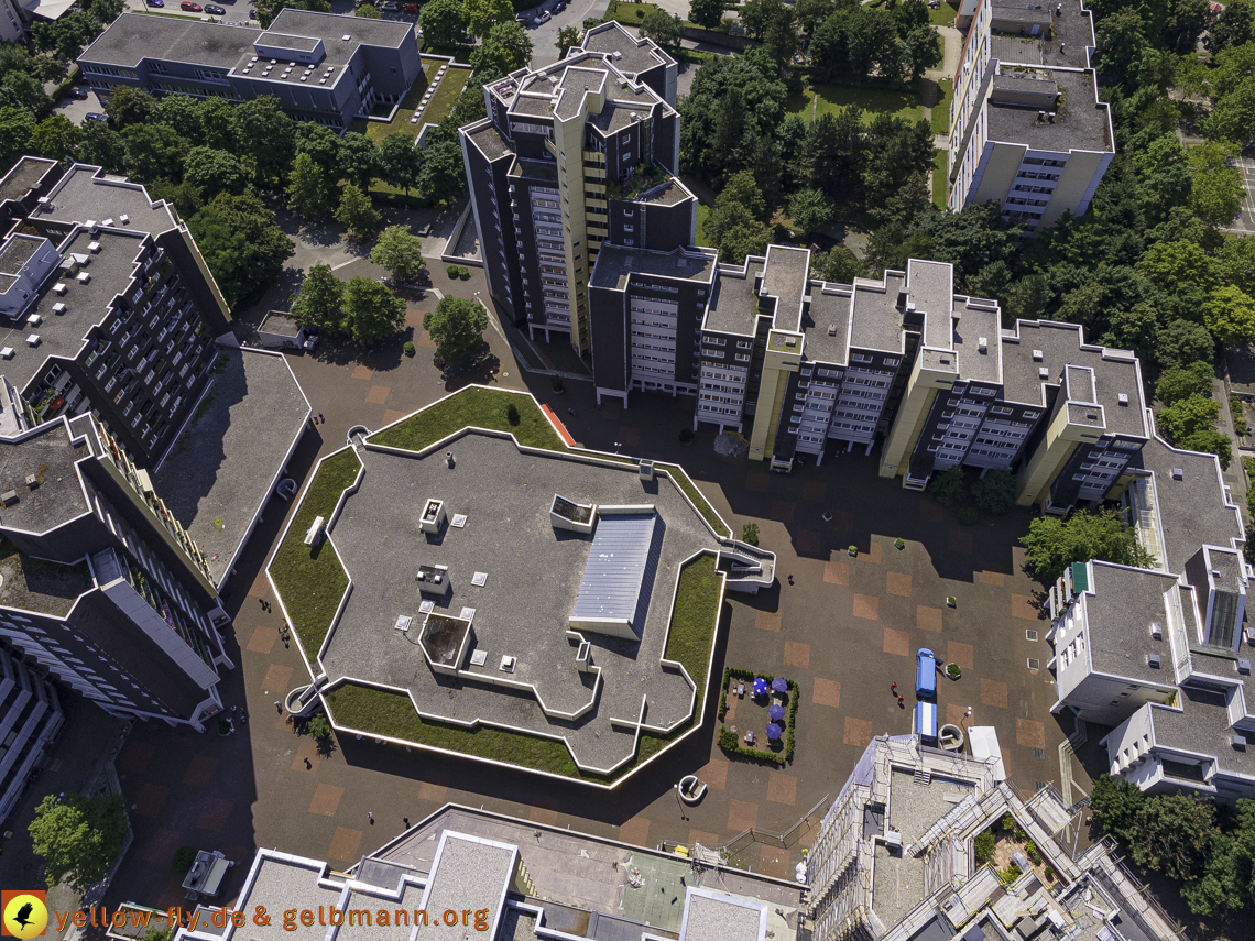 21.07.2021 - Marx-Zentrum und kleinere Wohnanlage am Karl-Marx-Ring 52-62 in Neuperlach