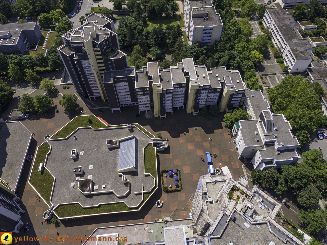 21.07.2021 - Marx-Zentrum und kleinere Wohnanlage am Karl-Marx-Ring 52-62 in Neuperlach