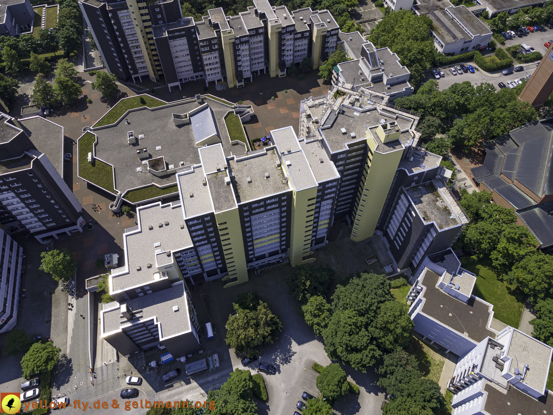 21.07.2021 - Marx-Zentrum und kleinere Wohnanlage am Karl-Marx-Ring 52-62 in Neuperlach