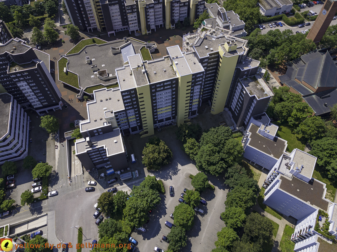 21.07.2021 - Marx-Zentrum und kleinere Wohnanlage am Karl-Marx-Ring 52-62 in Neuperlach