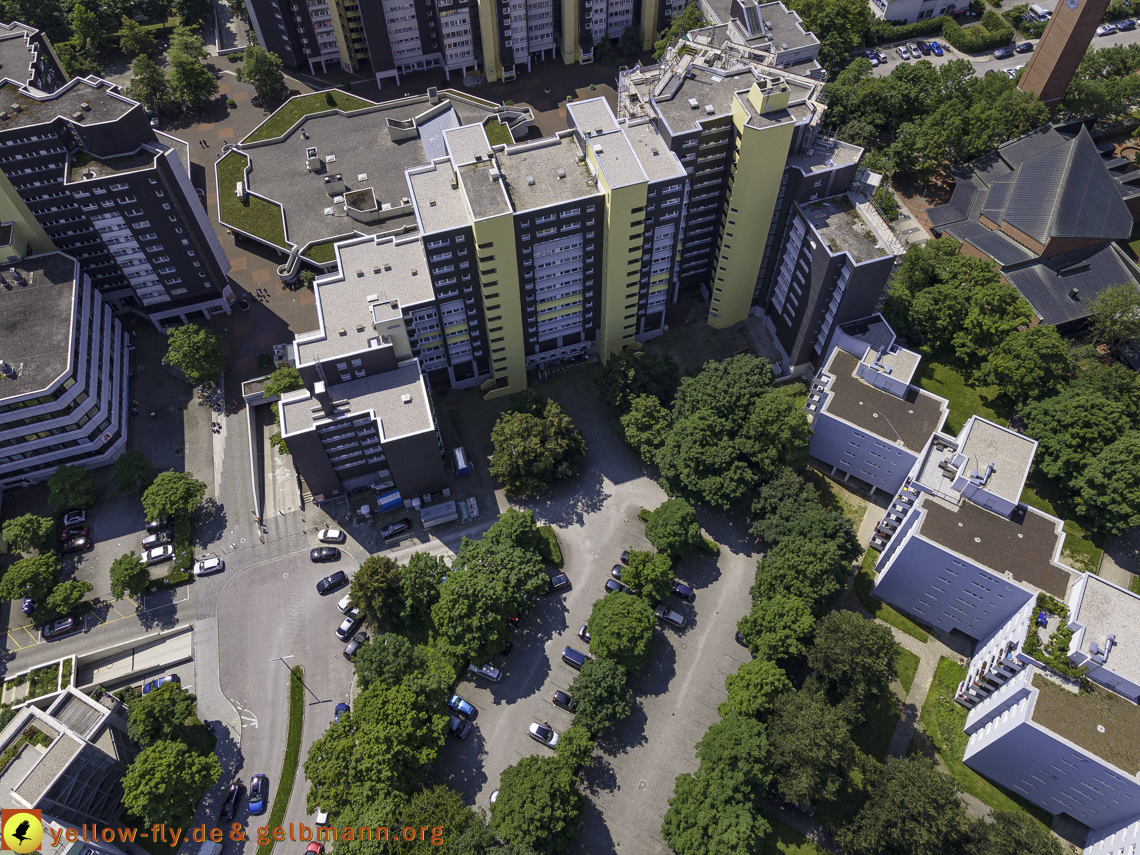 21.07.2021 - Marx-Zentrum und kleinere Wohnanlage am Karl-Marx-Ring 52-62 in Neuperlach