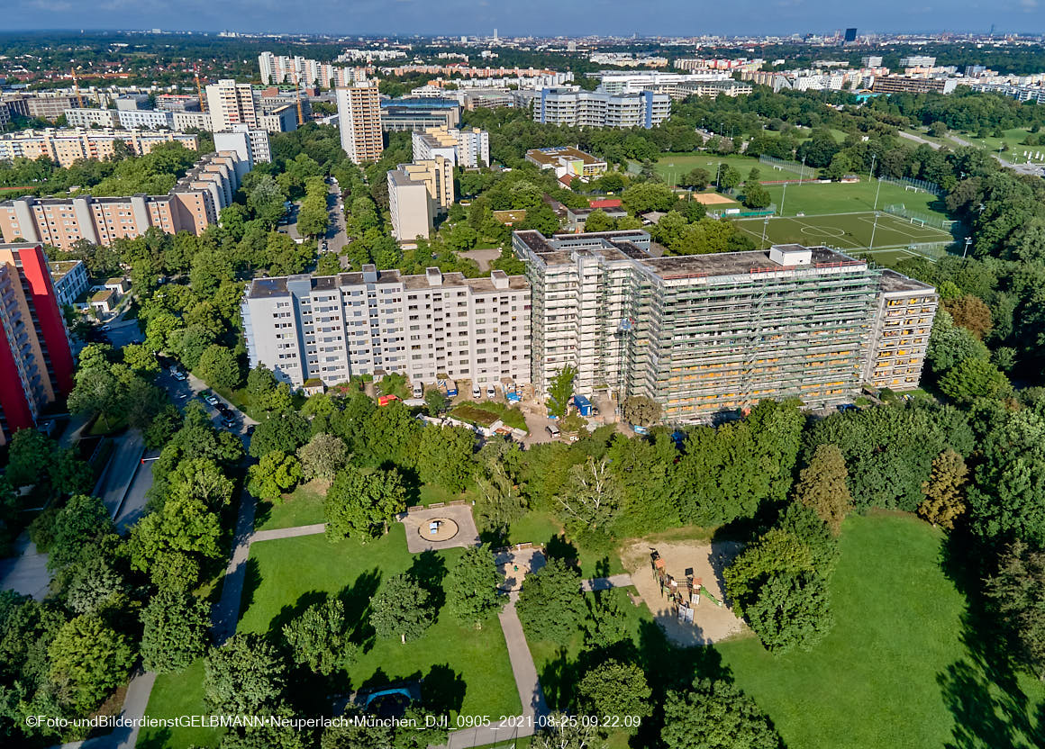 25.08.2021 - Luftaufnahmen und Rundumblick vom Annette-Kolb-Anger aus auf das östliche Neuperlach