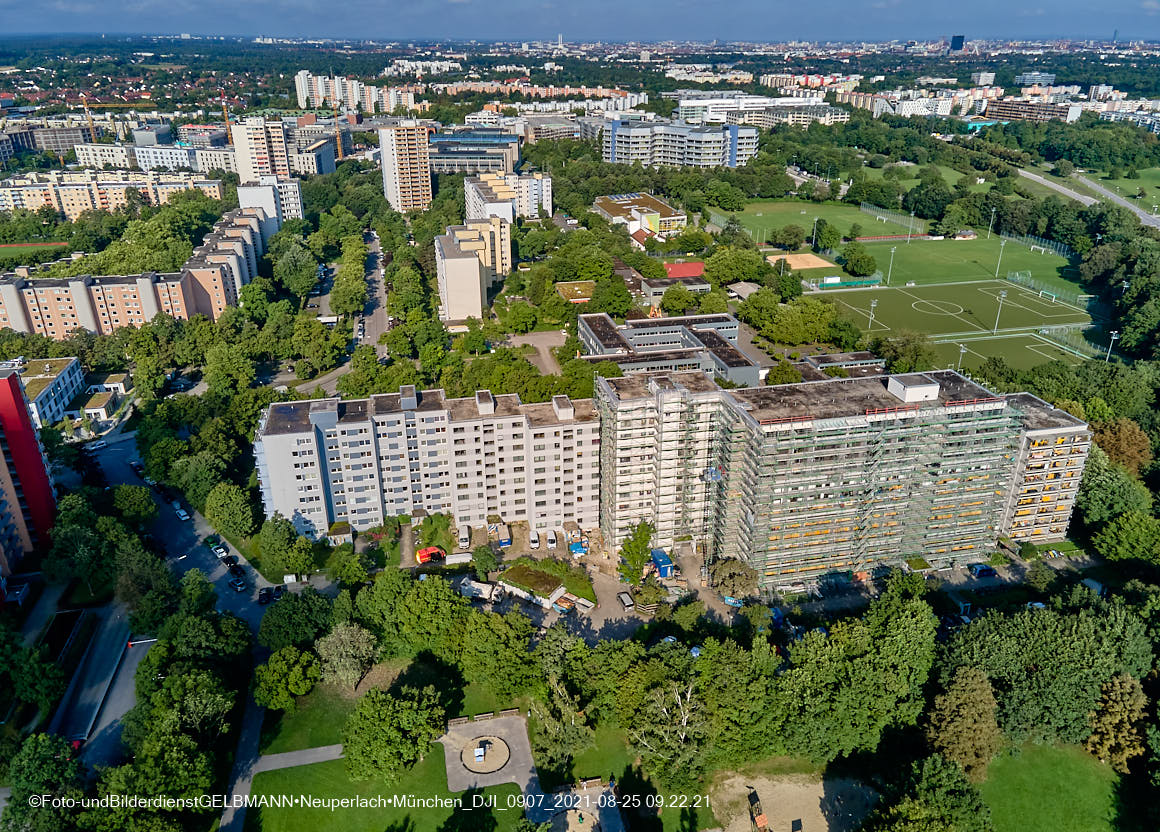 25.08.2021 - Luftaufnahmen und Rundumblick vom Annette-Kolb-Anger aus auf das östliche Neuperlach