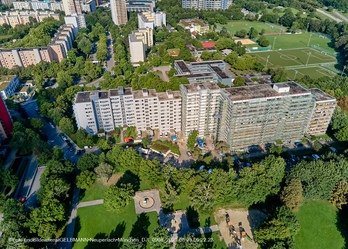 25.08.2021 - Luftaufnahmen und Rundumblick vom Annette-Kolb-Anger aus auf das östliche Neuperlach