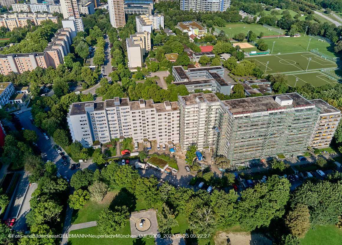 25.08.2021 - Luftaufnahmen und Rundumblick vom Annette-Kolb-Anger aus auf das östliche Neuperlach