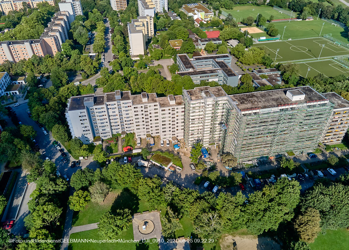 25.08.2021 - Luftaufnahmen und Rundumblick vom Annette-Kolb-Anger aus auf das östliche Neuperlach