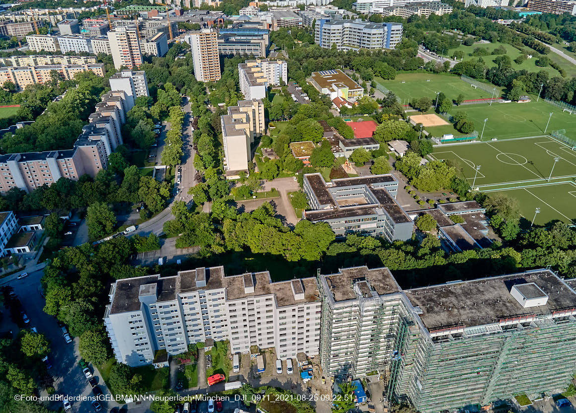 25.08.2021 - Luftaufnahmen und Rundumblick vom Annette-Kolb-Anger aus auf das östliche Neuperlach