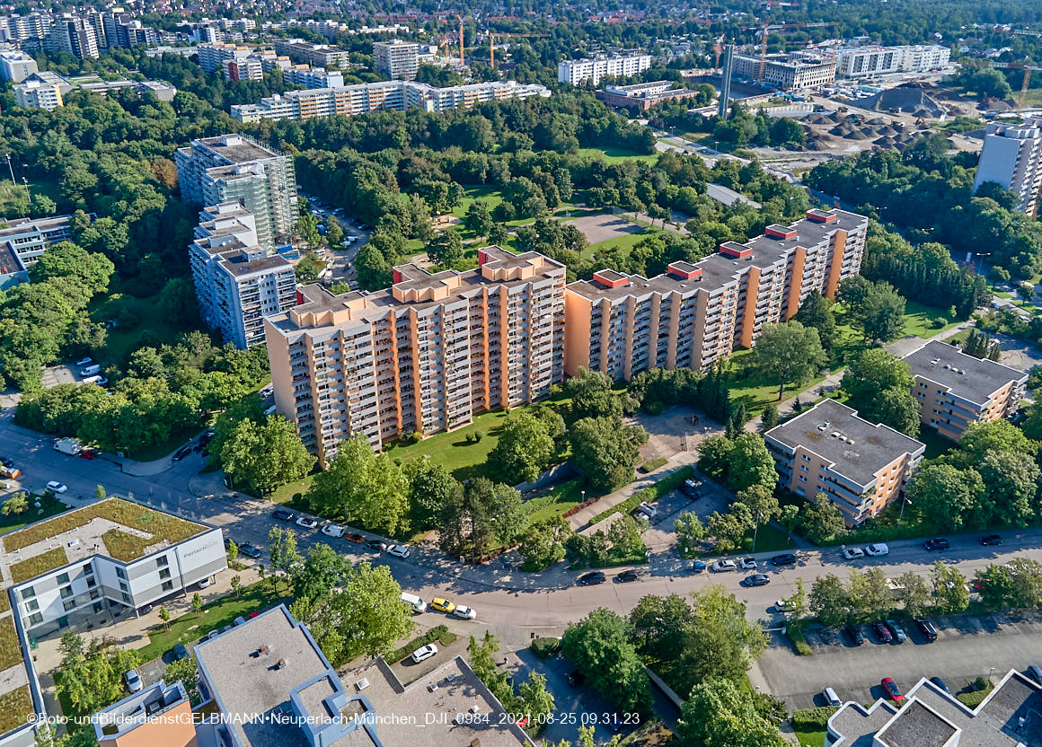 25.08.2021 - Luftaufnahmen und Rundumblick vom Annette-Kolb-Anger aus auf das östliche Neuperlach