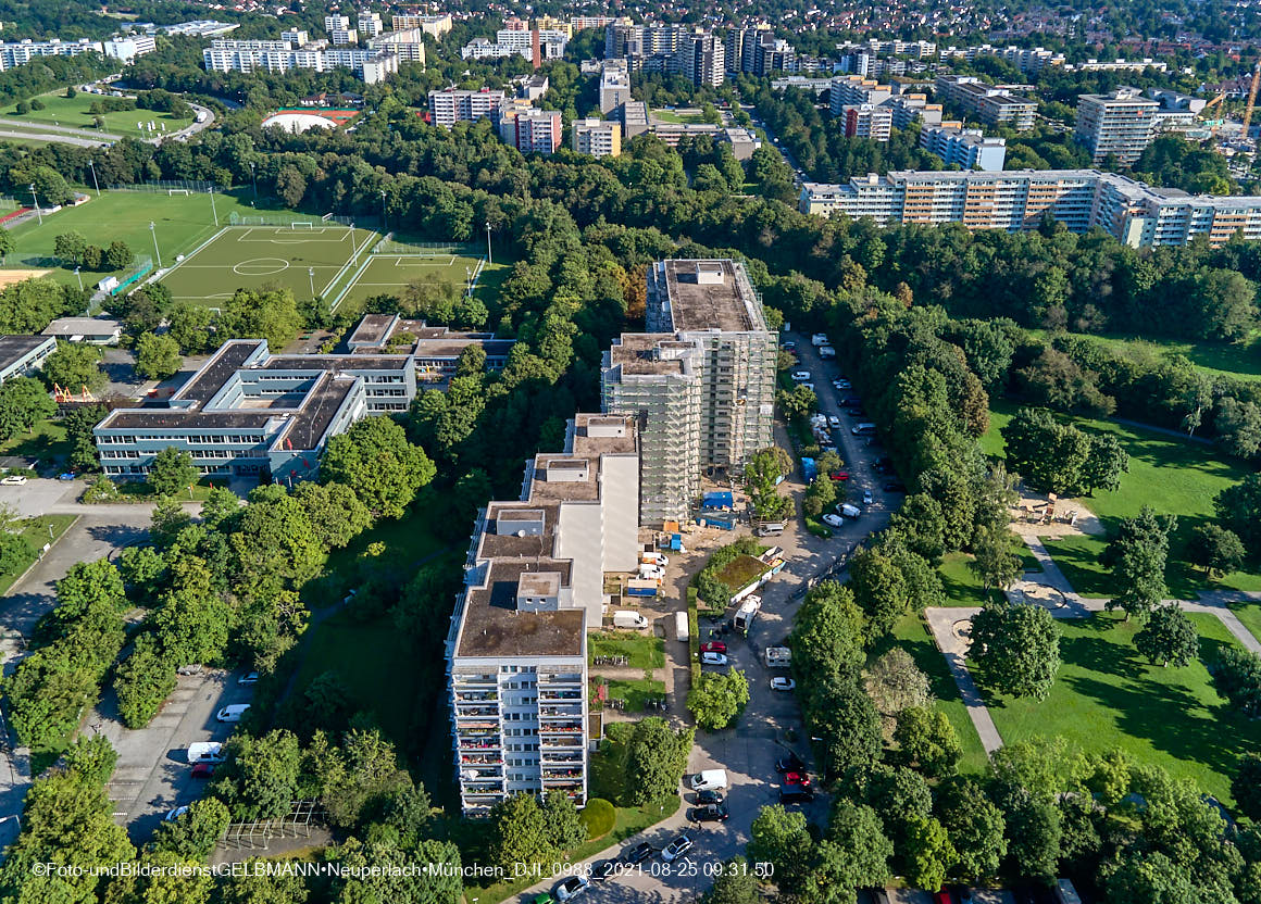 25.08.2021 - Luftaufnahmen und Rundumblick vom Annette-Kolb-Anger aus auf das östliche Neuperlach