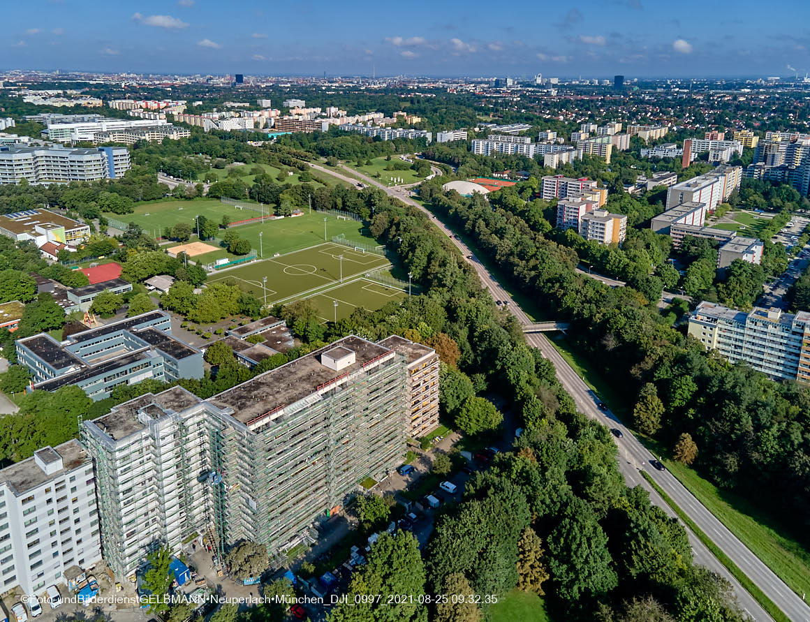 25.08.2021 - Luftaufnahmen und Rundumblick vom Annette-Kolb-Anger aus auf das östliche Neuperlach