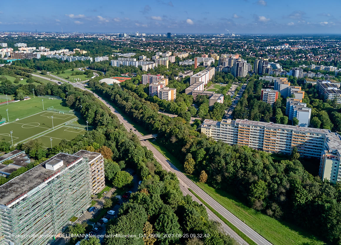 25.08.2021 - Luftaufnahmen und Rundumblick vom Annette-Kolb-Anger aus auf das östliche Neuperlach