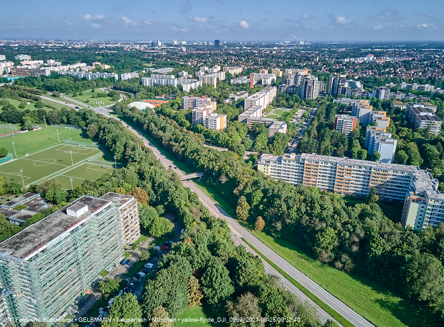25.08.2021 - Luftaufnahmen und Rundumblick vom Annette-Kolb-Anger aus auf das östliche Neuperlach
