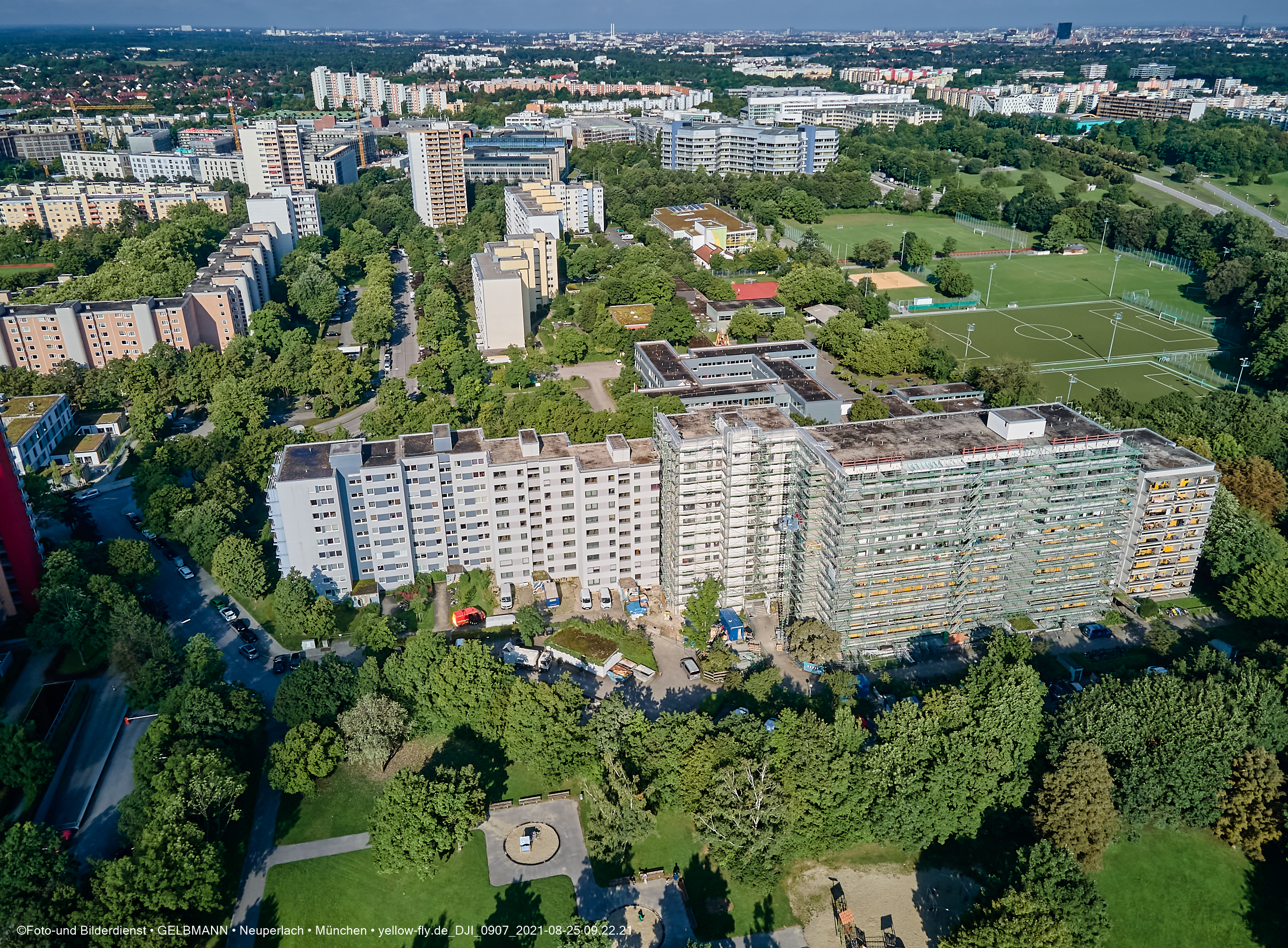 25.08.2021 - Luftaufnahmen und Rundumblick vom Annette-Kolb-Anger aus auf das östliche Neuperlach