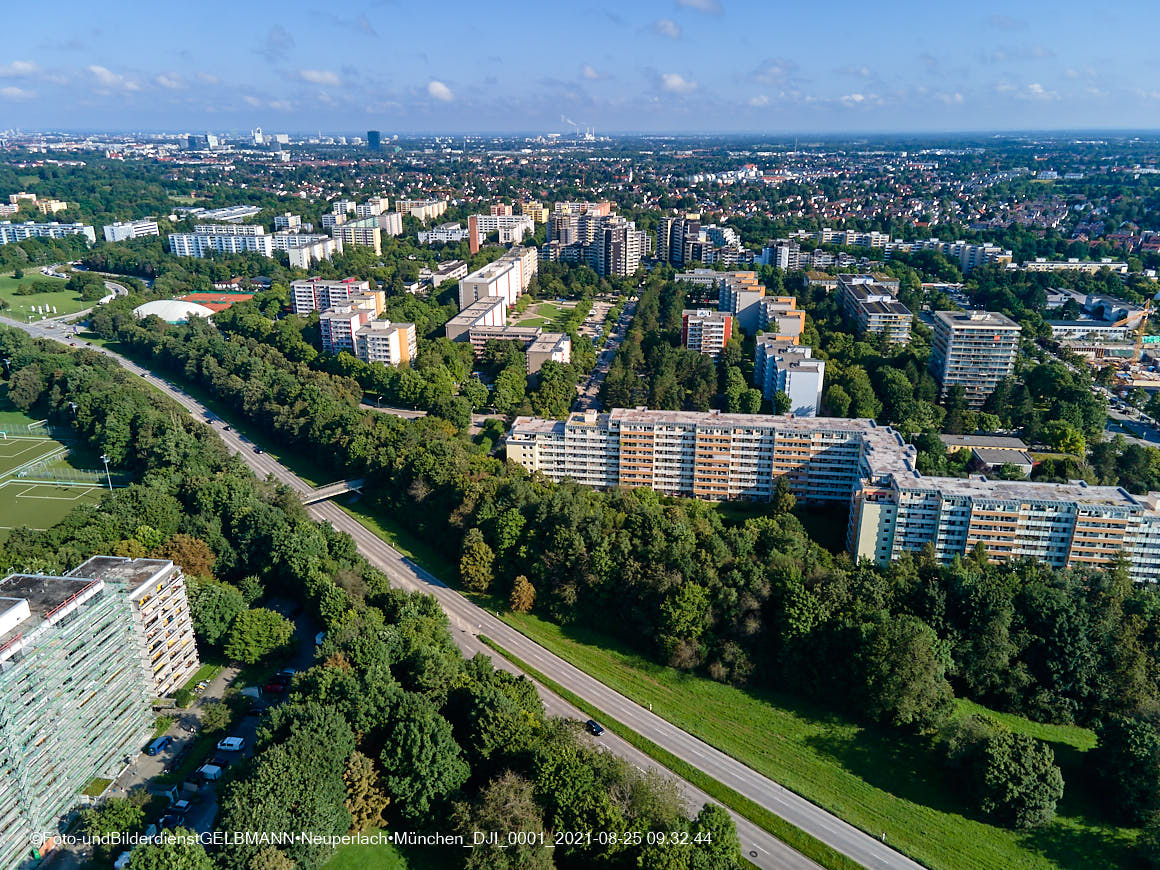 25.08.2021 - Luftaufnahmen und Rundumblick von der Ständlerstrasse und Karl-Marx-Ring auf das östliche Neuperlach