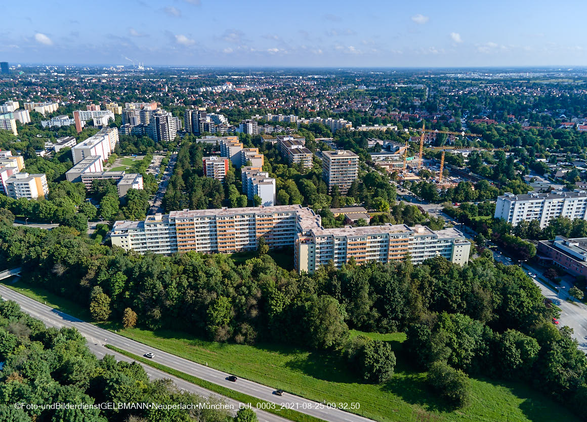 25.08.2021 - Luftaufnahmen und Rundumblick von der Ständlerstrasse und Karl-Marx-Ring auf das östliche Neuperlach