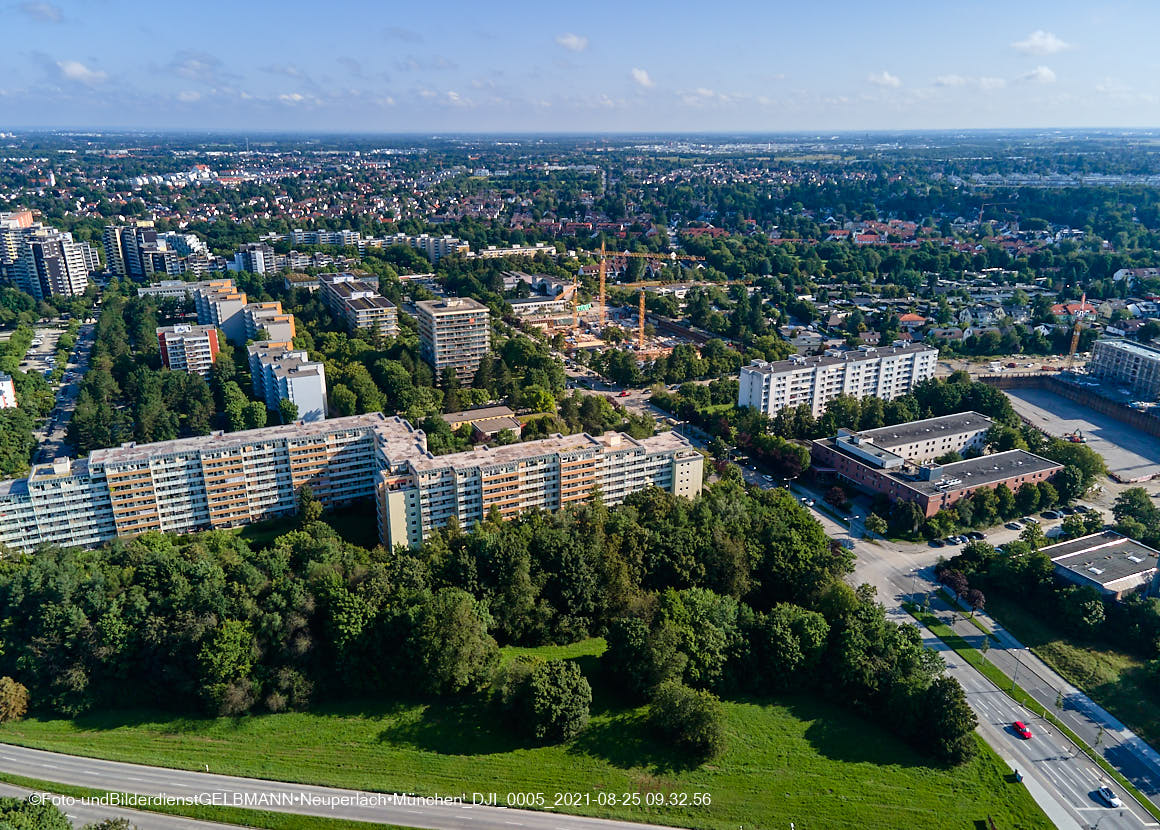 25.08.2021 - Luftaufnahmen und Rundumblick von der Ständlerstrasse und Karl-Marx-Ring auf das östliche Neuperlach