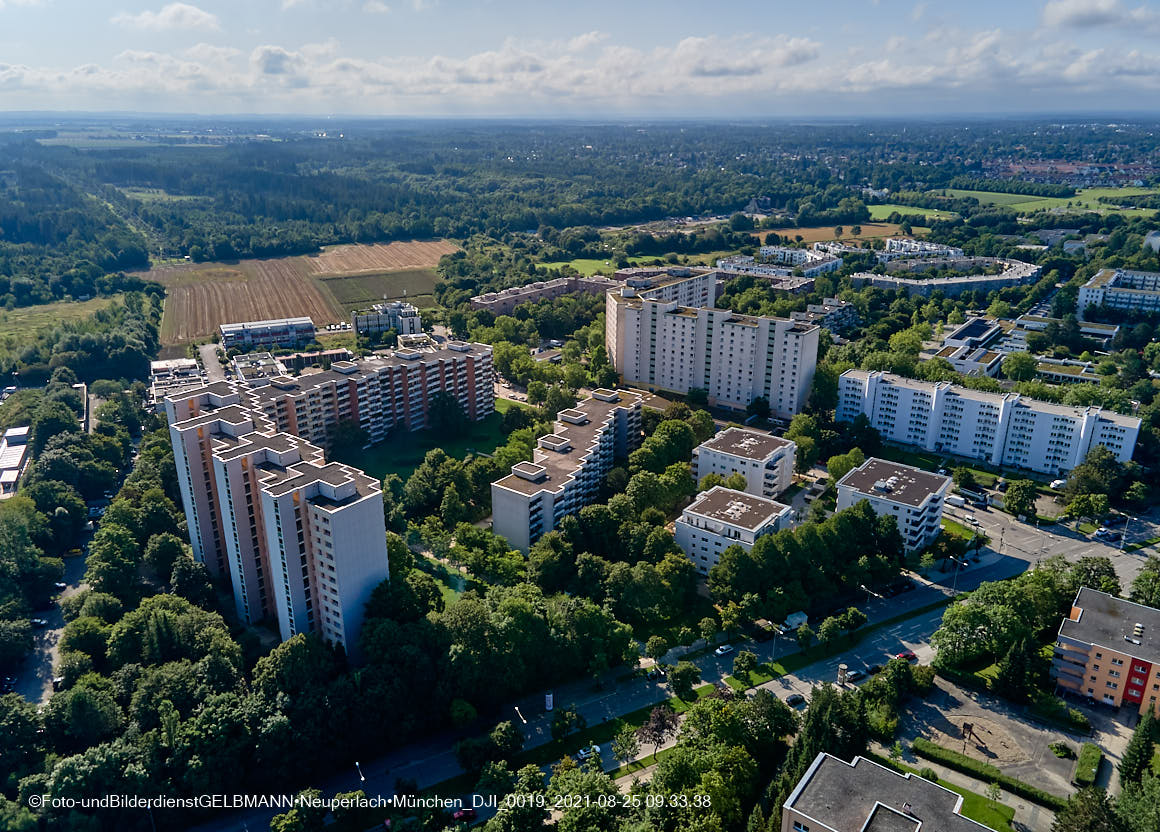 25.08.2021 - Luftaufnahmen und Rundumblick von der Ständlerstrasse und Karl-Marx-Ring auf das östliche Neuperlach