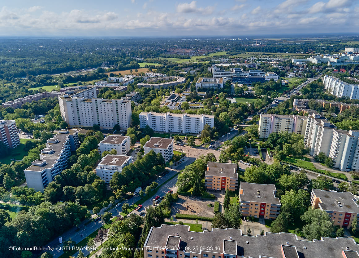 25.08.2021 - Luftaufnahmen und Rundumblick von der Ständlerstrasse und Karl-Marx-Ring auf das östliche Neuperlach