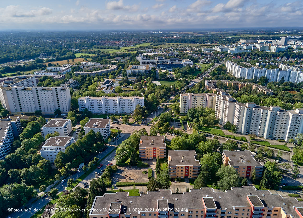 25.08.2021 - Luftaufnahmen und Rundumblick von der Ständlerstrasse und Karl-Marx-Ring auf das östliche Neuperlach