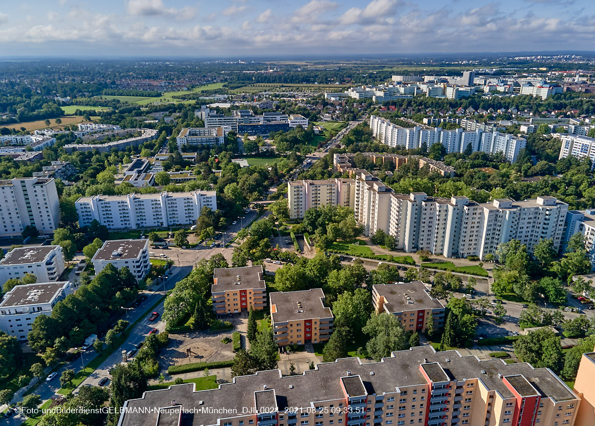 25.08.2021 - Luftaufnahmen und Rundumblick von der Ständlerstrasse und Karl-Marx-Ring auf das östliche Neuperlach