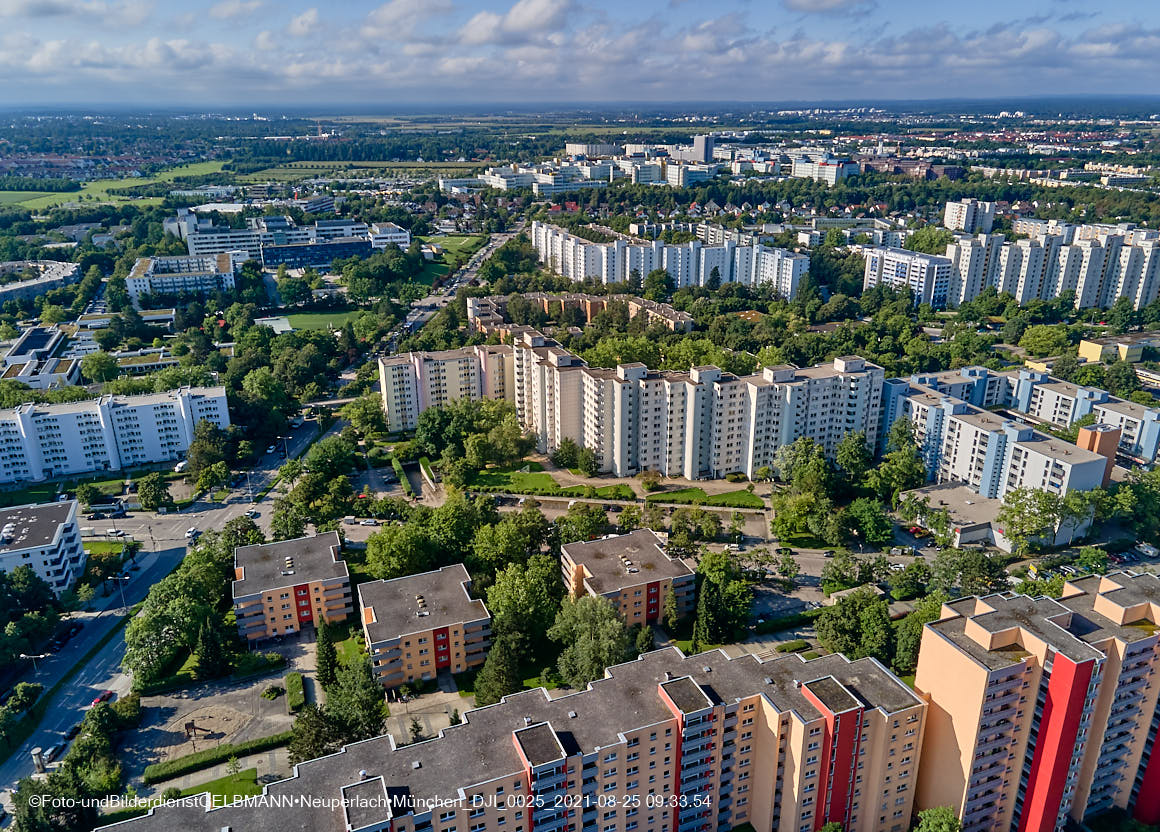 25.08.2021 - Luftaufnahmen und Rundumblick von der Ständlerstrasse und Karl-Marx-Ring auf das östliche Neuperlach