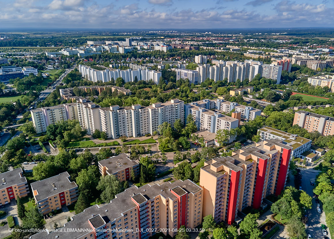 25.08.2021 - Luftaufnahmen und Rundumblick von der Ständlerstrasse und Karl-Marx-Ring auf das östliche Neuperlach