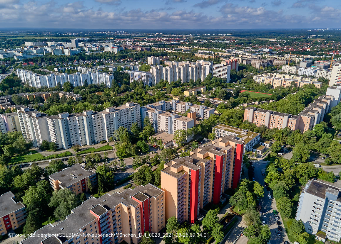 25.08.2021 - Luftaufnahmen und Rundumblick von der Ständlerstrasse und Karl-Marx-Ring auf das östliche Neuperlach