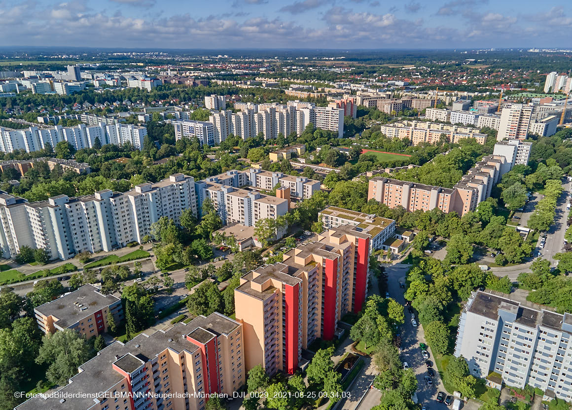 25.08.2021 - Luftaufnahmen und Rundumblick von der Ständlerstrasse und Karl-Marx-Ring auf das östliche Neuperlach