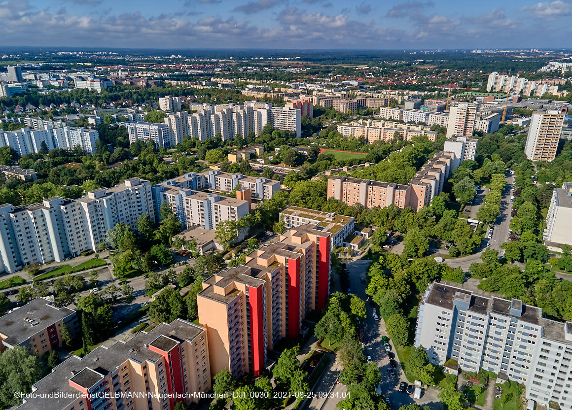 25.08.2021 - Luftaufnahmen und Rundumblick von der Ständlerstrasse und Karl-Marx-Ring auf das östliche Neuperlach